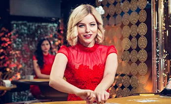 Hai chú gà chọi đang thi đấu trên sàn đấu, thể hiện cá cược đá gà